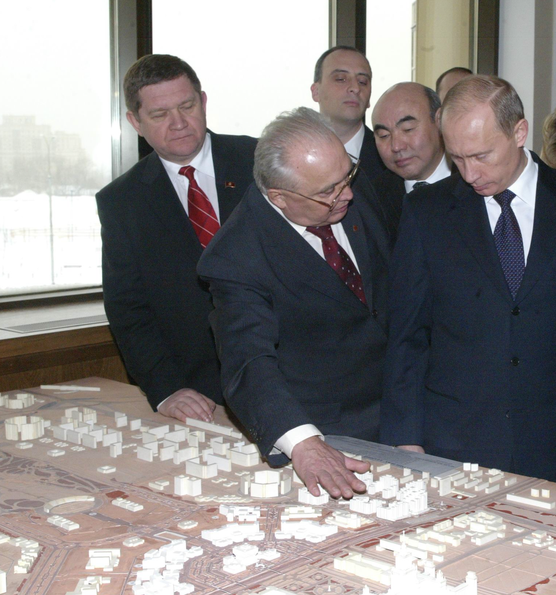 25 января 2005 года в только что открытом здании Фундаментальной библиотеки МГУ ректор МГУ В. А. Садовничий знакомит президента РФ В. В. Путина и мэра Москвы Ю. М.  Лужкова с перспективным планом застройки новых территорий МГУ. Крайний справа – главный архитектор проекта Г. Н. Цытович (Фото: Музей истории МГУ).