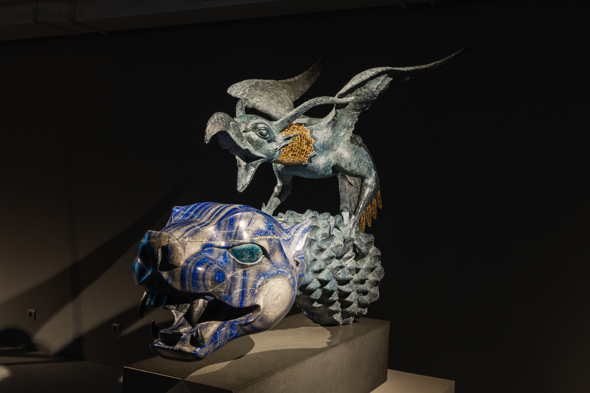 Скульптура «Птица и Тигр» была впервые презентована в 2015 году в Нью-Йорке, затем доставлена в Иркутск. Это единственная работа Даши Намдакова, которая не покидает галерею с открытия, остальные экспонаты периодически выставляются в других городах и странах.