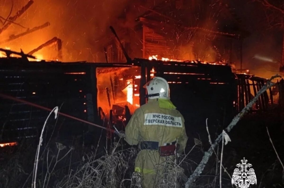    Ночью из горящего дома в Тверской области эвакуировали двух человек