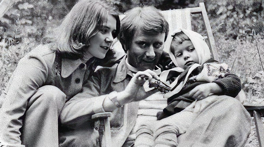 на фото Лариса Голубкина с Андреем Мироновым и дочкой 