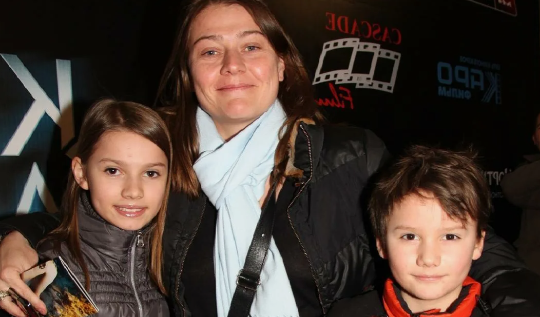 на фото Мария Голубкина с детьми 