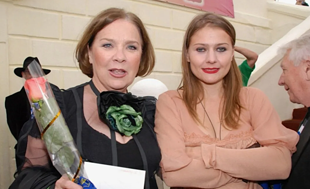 на фото Мария Голубкина с мамой 