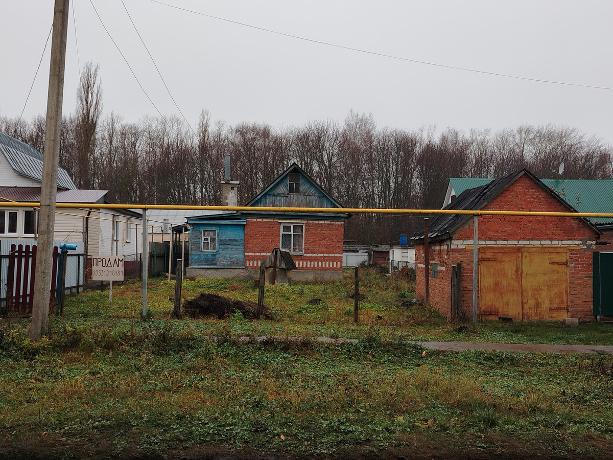 В этом домике жила тётя Шура. Уже год как она умерла. Сын продаёт дом. 
