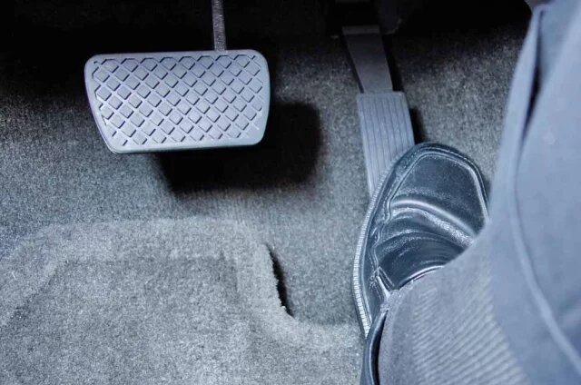    Почему о машине говорят «газовать», хотя едут на бензине?