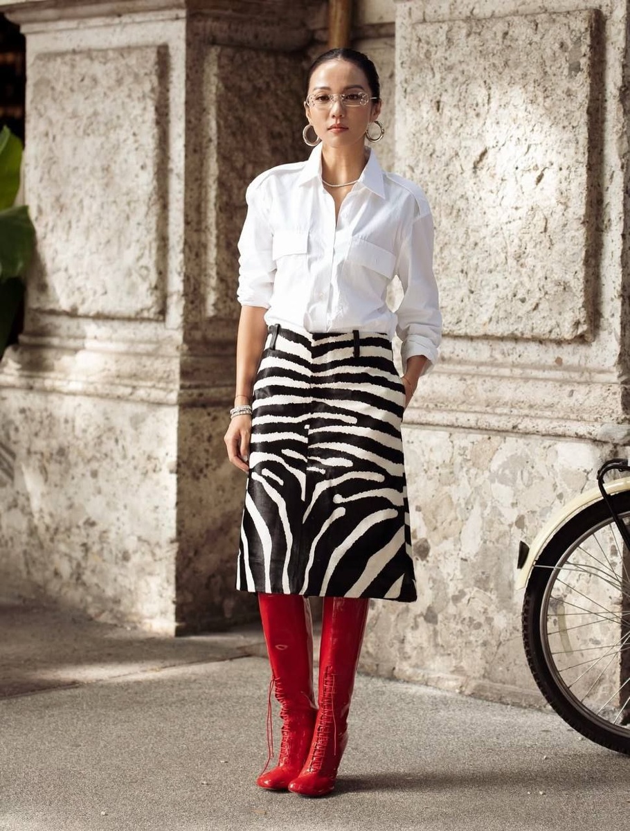 Принт зебра в блетящей стилизации. Стритстайл.