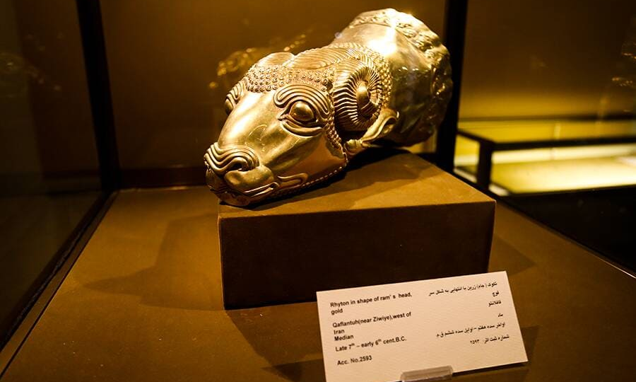 Музей Резы Аббаси: золотые ритоны, каллиграфия и древние тайны