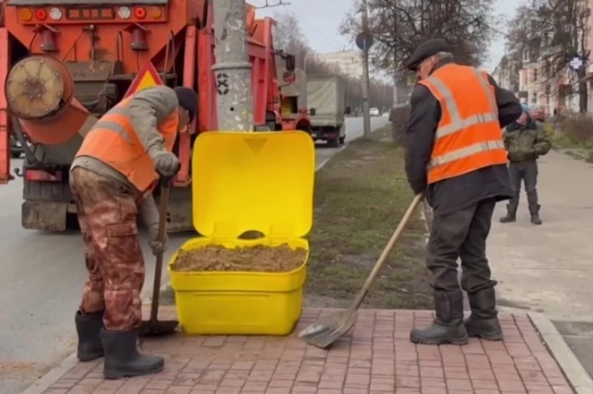    Во Владимире на остановках устанавливают баки с песко-соляной смесью