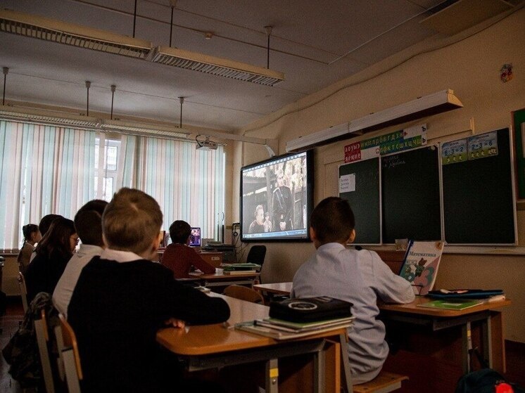     Мурманские школьники познакомились с историей юного героя-разведчика на киноуроке. Фото: телеграм-канал врип главы города Мурманска Ивана Лебедева.