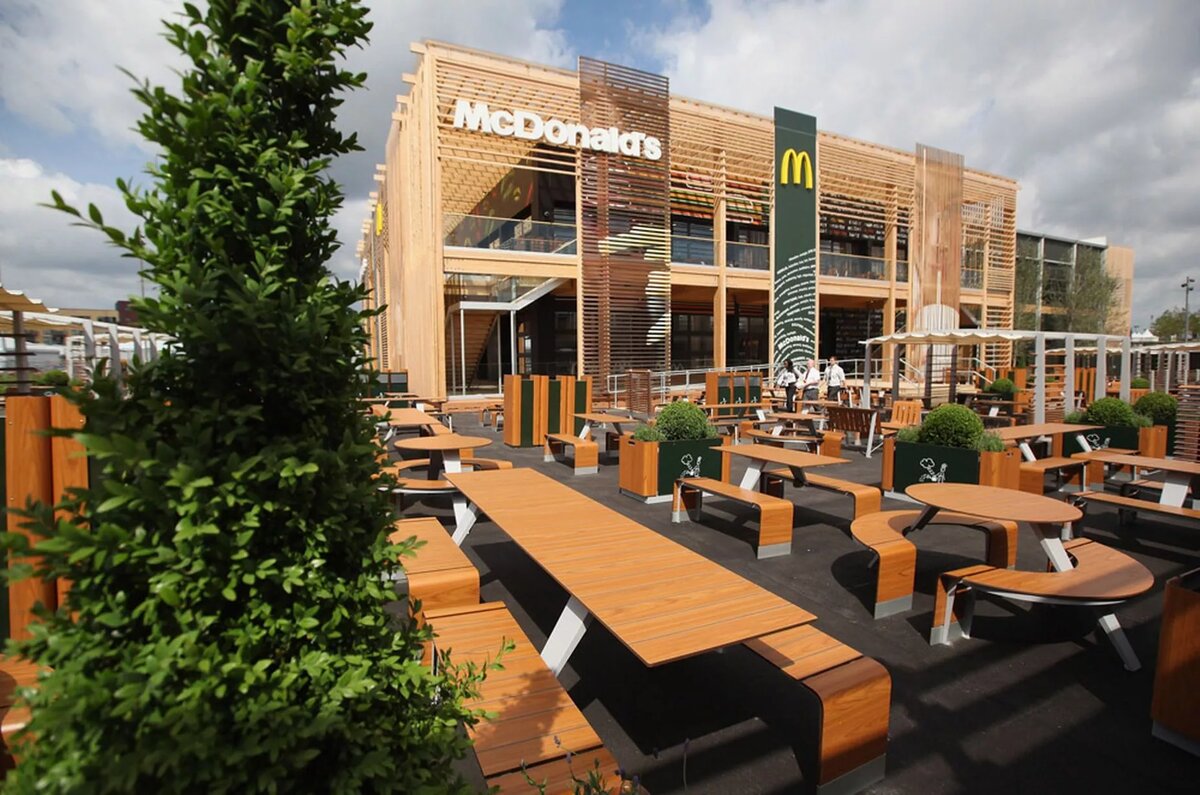 Материал HPL позволяет ставить мебель даже на улицу