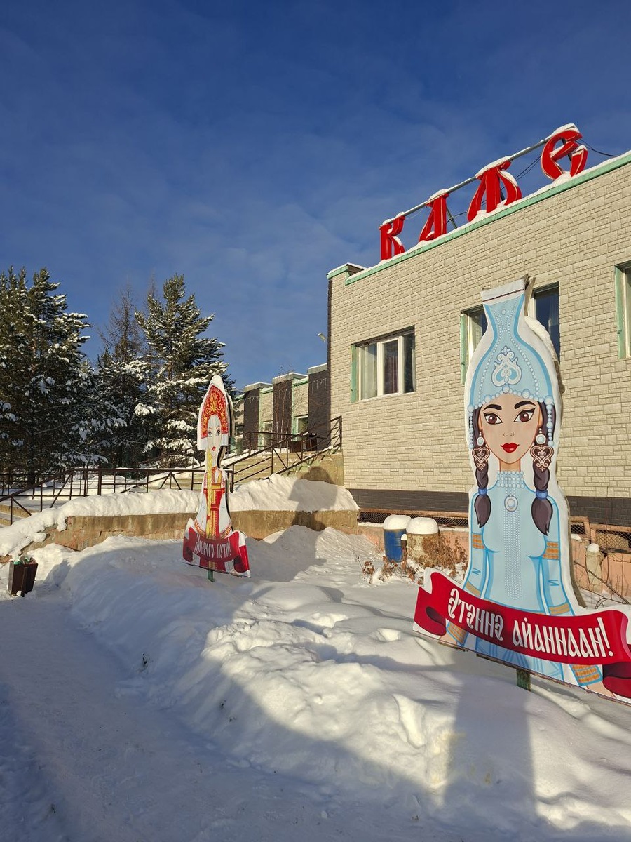 Кафе на дороге.  Кафе называется " Придорожное" в поселке Придорожный. Как кормят ? Попробовали бы они кормить плохо дальнобойщиков.... 