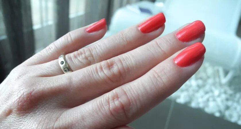    Опускаю ногти в мощный состав на 15 минут — крепкие как титан: никаких отслоек и трещинок даже после нанесения гель-лака