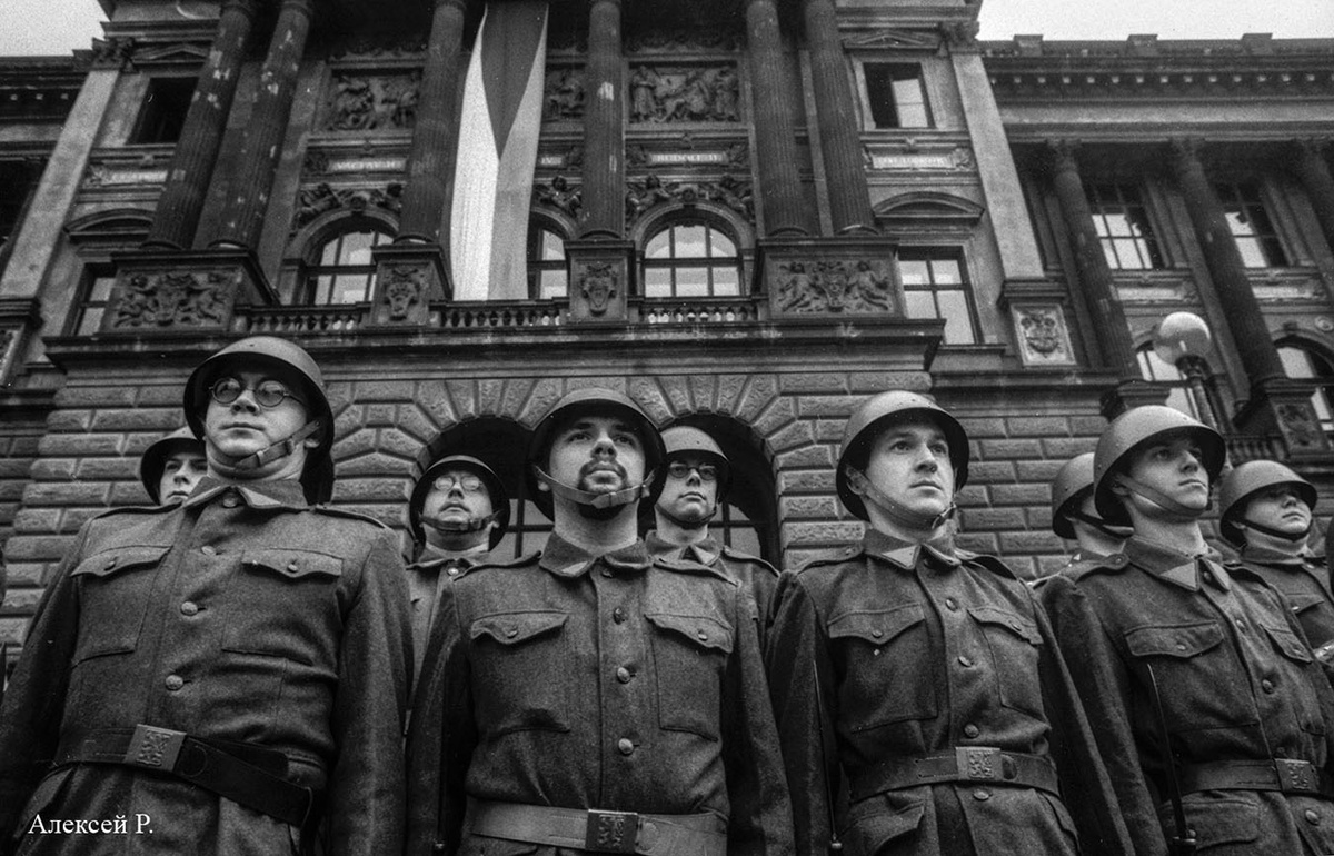 А это просто местные швейки празднуют очередную годовщину какого-то национального подвига. Сдачу в плен, наверное... Прага, 1999 г.