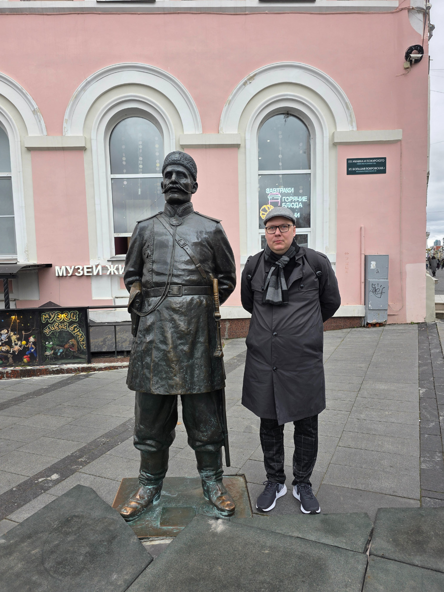 Ваш покорный слуга с "городовым" на Большой Покровской.