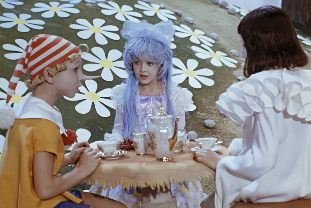 Кадр из кинофильма "Приключения Буратино", 1975 г., режиссер Леонид Нечаев, сценарист Инна Веткина, композитор Алексей Рыбников (скриншот)