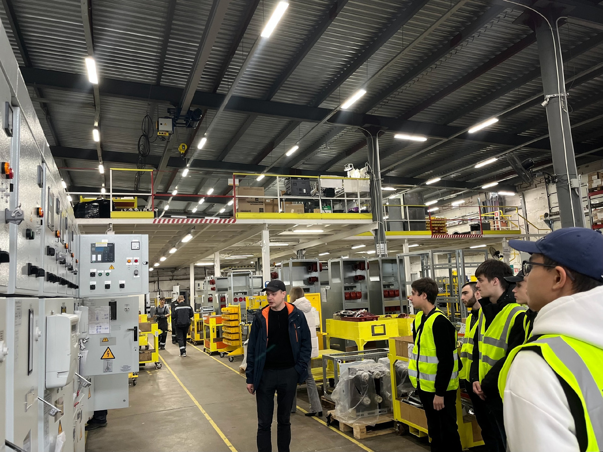 Студенты на производстве «ТСН-электро»