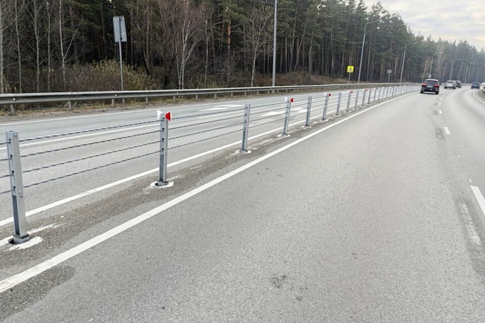    Тросовое ограждение на шоссе Ленточный бор. Источник: Минтранс Алтайского края