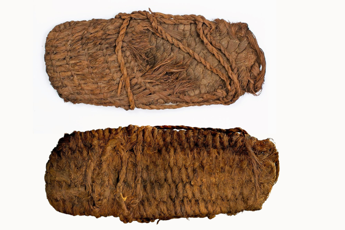 Сандалия из пещеры Форт Рок (Орегон), вид сверху и вид снизу, 9300-10200 лет назад © Музей естественной и культурной истории Университета Орегона