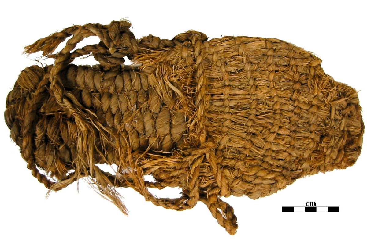 Сандалия из пещеры Форт Рок (Орегон), 9300-10200 лет назад © Музей естественной и культурной истории Университета Орегона