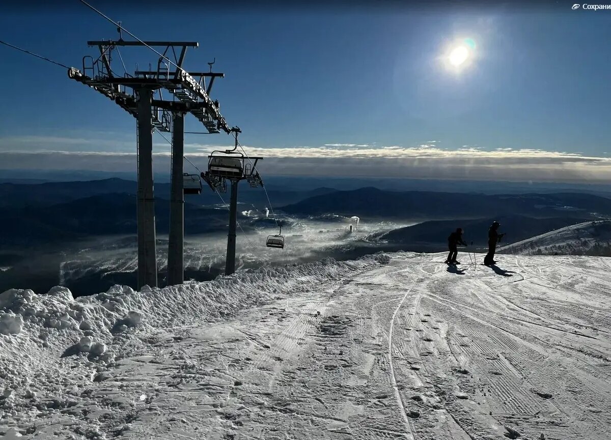     Туристы на трассе горнолыжного курорта Шерегеш в Кемеровской области. © "Интерфакс". Юлия Батырь