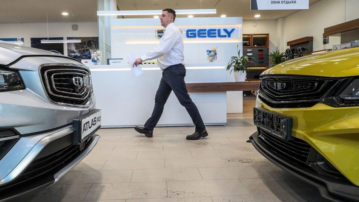 В России стартуют продажи первого подключаемого гибрида Geely, который поставляют на наш рынок официально, — модели EX5 EM-i. Фото: Сергей Булкин, NEWS.ru/ТАСС