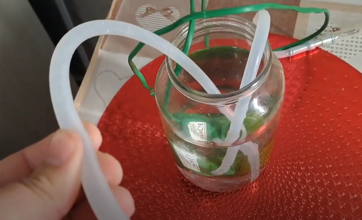 Банка с водой. По итогу вода в ней неуклонно нагревается, не смотря на объем