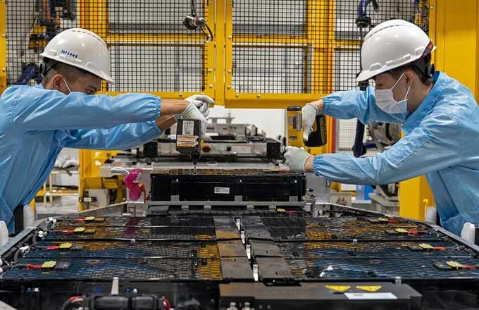 На производственной площадке компании CATL.