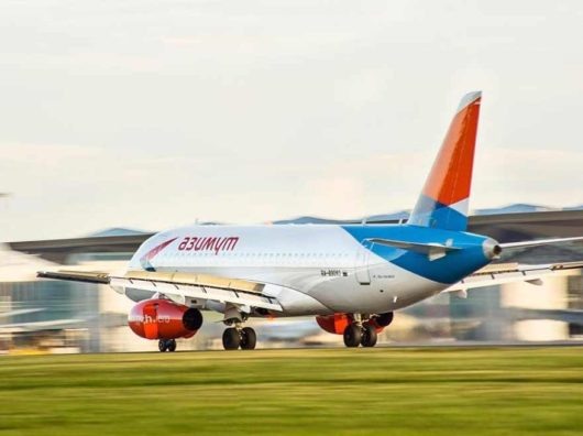    Лайнер авиакомпании «Азимут» во время взлета //Фото пресс-службы авиакомпании "Азимут"