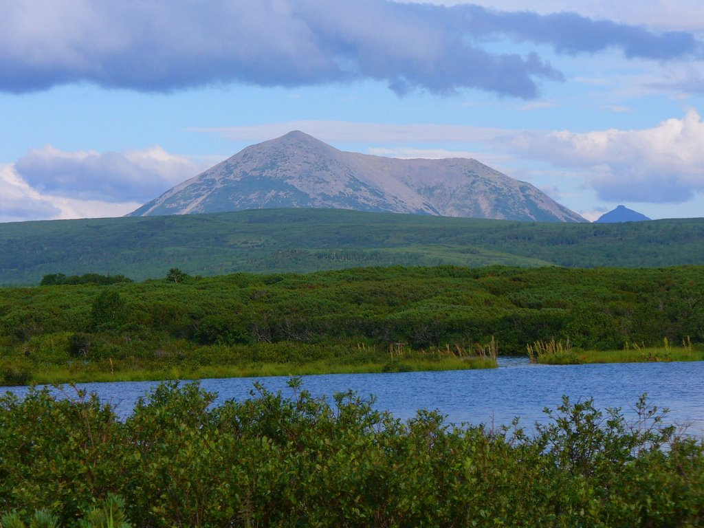 Сопка Улавалана, на которую я имел честь ходить походом дважды. И "чайник" справа, куда я так и не добрался.