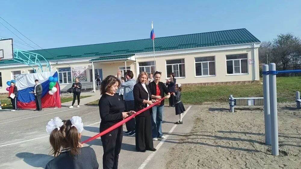 Тренер-преподаватель спортшколы «Юность» Ирина Лустина, главный специалист районного отдела по физкультуре и спорту Ирина Перепелица и представитель родительского комитета открыли площадку.