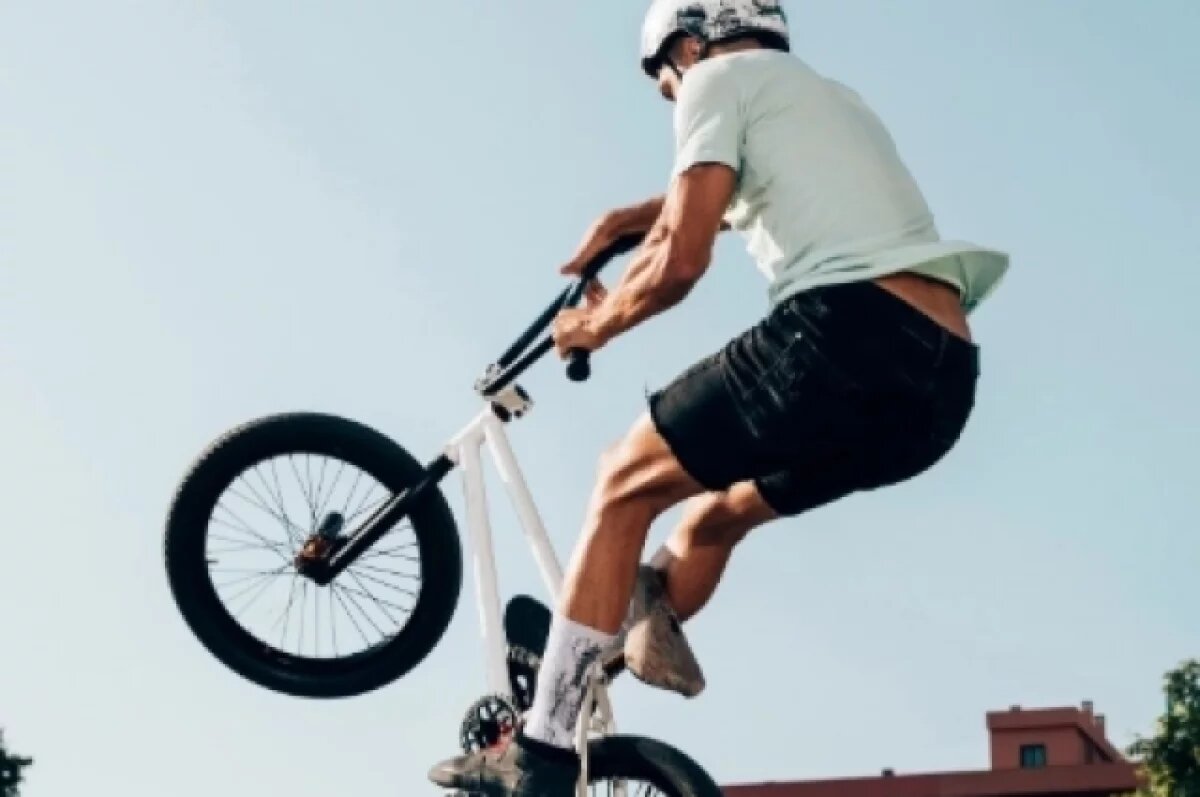    Три российских велогонщика получили нейтральный статус