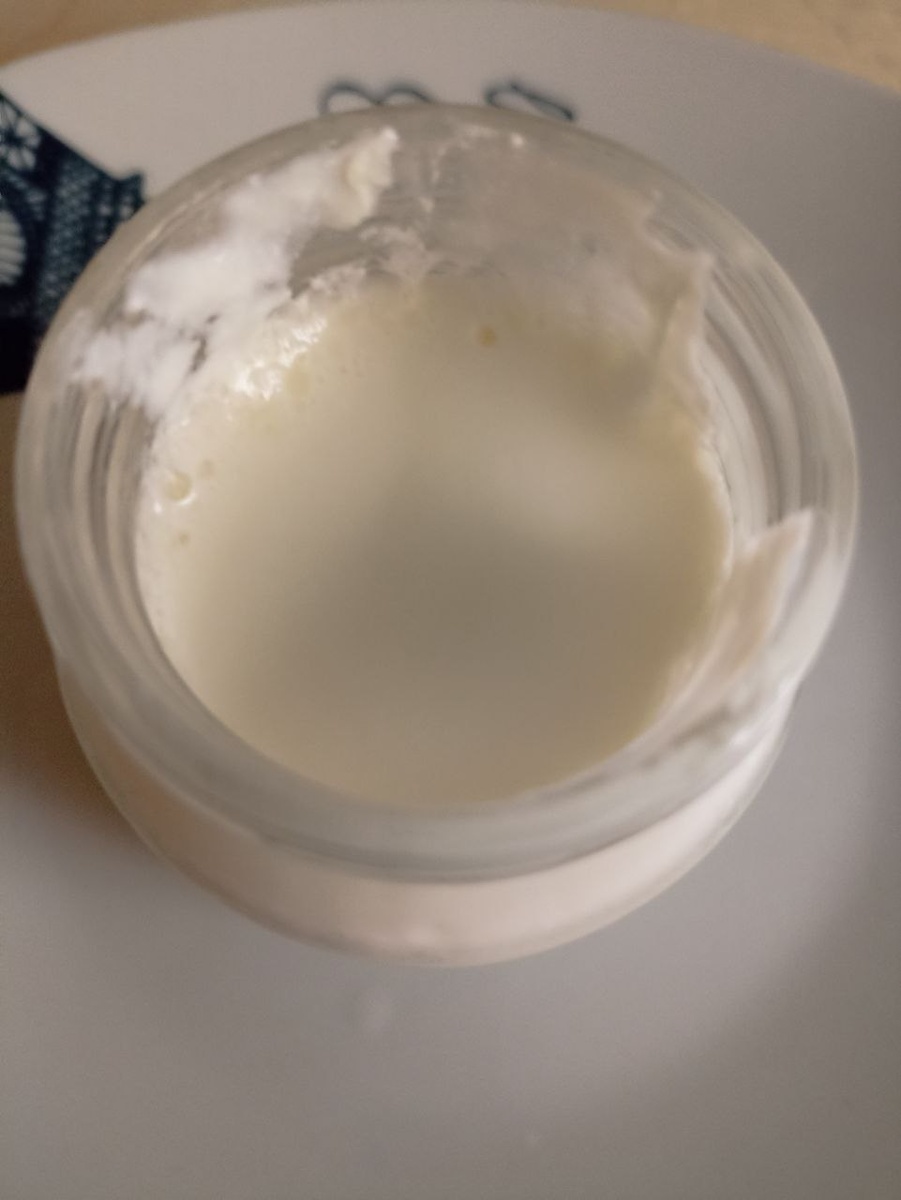 так выглядит готовый продукт после десяти часов заквашивания.Он уже загустел