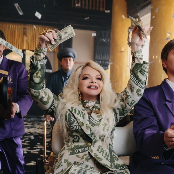     Лариса Долина исполнит песню Инстасамки в новогоднем фильме ТНТ