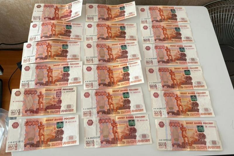   Фото в материале пресс-службы Курганского линейного отдела МВД России на транспорте / Часть похищенных денег
