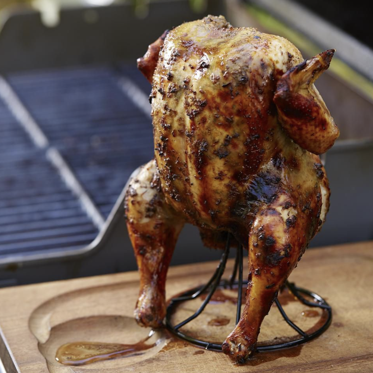 Стоит ровно, но поливкой тяжело равномерно полить и масло брызжет во все стороны в духовке