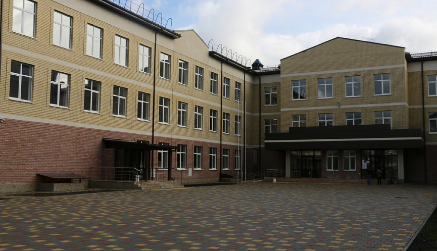 На фото школа № 34 г. Новороссийск