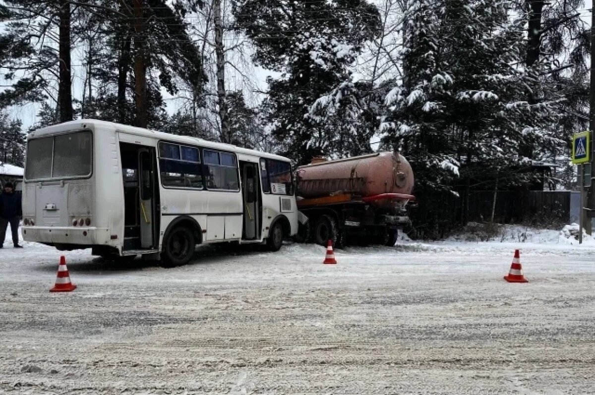    Под Красноярском пассажирский автобус столкнулся с грузовиком