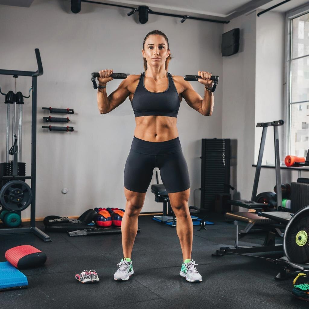 Как организовать тренировочный процесс в домашних условиях

Тренировки дома становятся всё более популярными, особенно в условиях ограниченного доступа к спортивным залам. Организация эффективного тренировочного процесса в домашних условиях требует немного больше самодисциплины и планирования, но это вполне возможно. В этой статье мы рассмотрим, как правильно организовать тренировки дома, чтобы они были продуктивными и интересными.

▎1. Определите свои цели

Прежде чем начать тренироваться, важно понять, какие цели вы хотите достичь. Это может быть:

• Снижение веса
• Увеличение мышечной массы
• Повышение выносливости
• Улучшение гибкости
• Поддержание общего тонуса

Четкое понимание своих целей поможет вам выбрать подходящий тип тренировок и составить план.

▎2. Создайте тренировочное пространство

Для комфортных тренировок важно выделить специальное место в вашем доме. Вот несколько советов по организации пространства:

• Выберите свободное место: Найдите уголок, где можно свободно двигаться и выполнять упражнения. Это может быть гостиная, спальня или даже балкон.
• Уберите лишние предметы: Убедитесь, что вокруг вас нет ничего, что могло бы отвлекать или мешать во время тренировки.
• Обеспечьте хорошее освещение: Яркое освещение и свежий воздух помогут создать приятную атмосферу.

▎3. Составьте план тренировок

Планирование — ключ к успеху. Разработайте расписание тренировок, которое будет удобно для вас. Вот несколько рекомендаций:

• Частота тренировок: Определите, сколько раз в неделю вы будете заниматься. Рекомендуется тренироваться 3-5 раз в неделю.
• Разнообразие: Чередуйте разные типы тренировок (кардио, силовые, растяжка) для достижения сбалансированного результата.
• Длительность: Установите продолжительность каждой тренировки — от 20 до 60 минут в зависимости от ваших целей и уровня подготовки.

▎4. Используйте доступные ресурсы

В домашних условиях можно использовать множество ресурсов для организации тренировок:

• Онлайн-тренировки: Существует множест