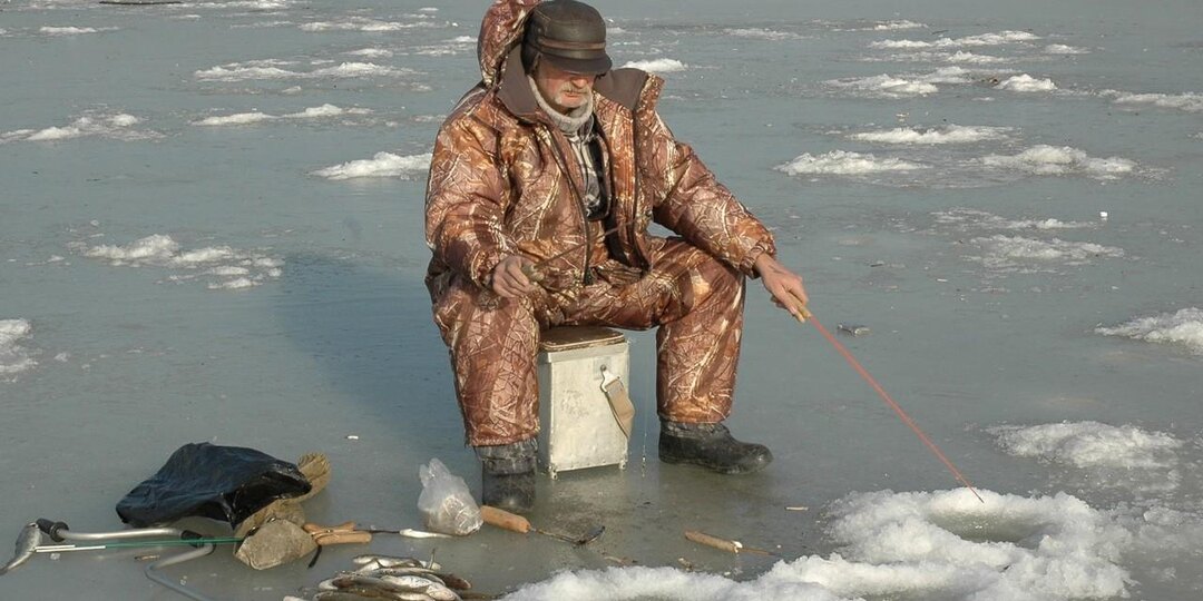 Ловим рыбу зимой: как выбрать идеальное место для лунки