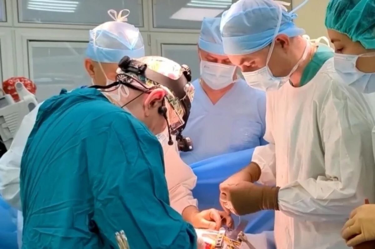    Владимир Порханов провел операцию в прямом эфире для ведущих онкологов