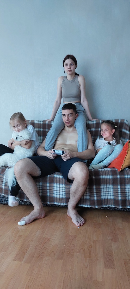 Играют в плейстейшн)))