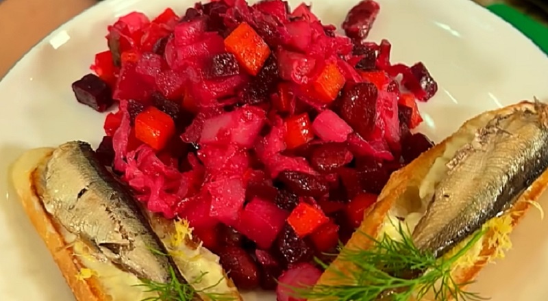 Рецепт особого ароматного винегрета с овощами из духовки: салат для тех, кто ищет новые вкусы