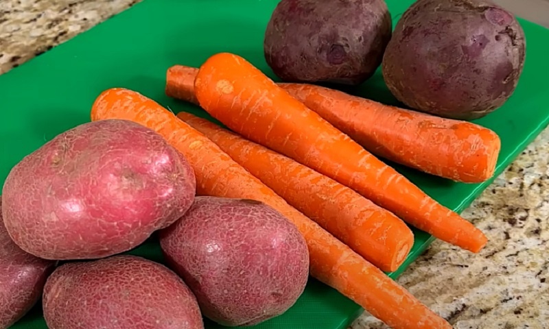 Рецепт особого ароматного винегрета с овощами из духовки: салат для тех, кто ищет новые вкусы