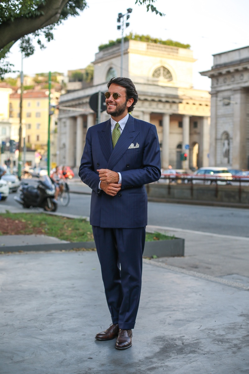 Фабио Аттанасио (Fabio Attanasio) в двубортном костюме синего цвета в тонкую полоску