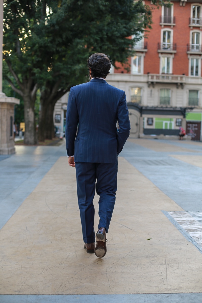 Фабио Аттанасио (Fabio Attanasio) в двубортном костюме синего цвета в тонкую полоску