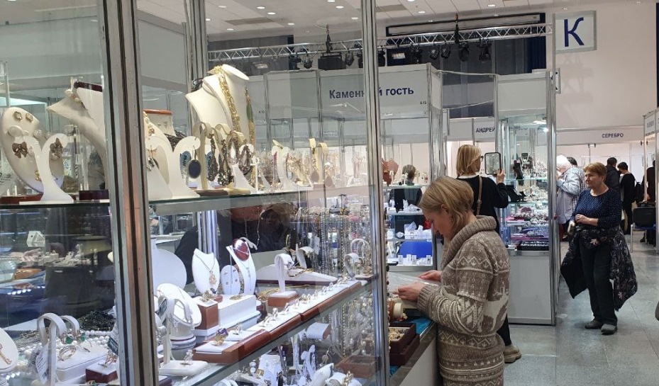 Изобилие предложений на ювелирном рынке может вскружить голову. Но прежде чем покупать дорогое украшение, не лишним будет проконсультироваться со специалистом. Это убережет от покупки украшения некачественного, бракованного или с завышенной ценностью