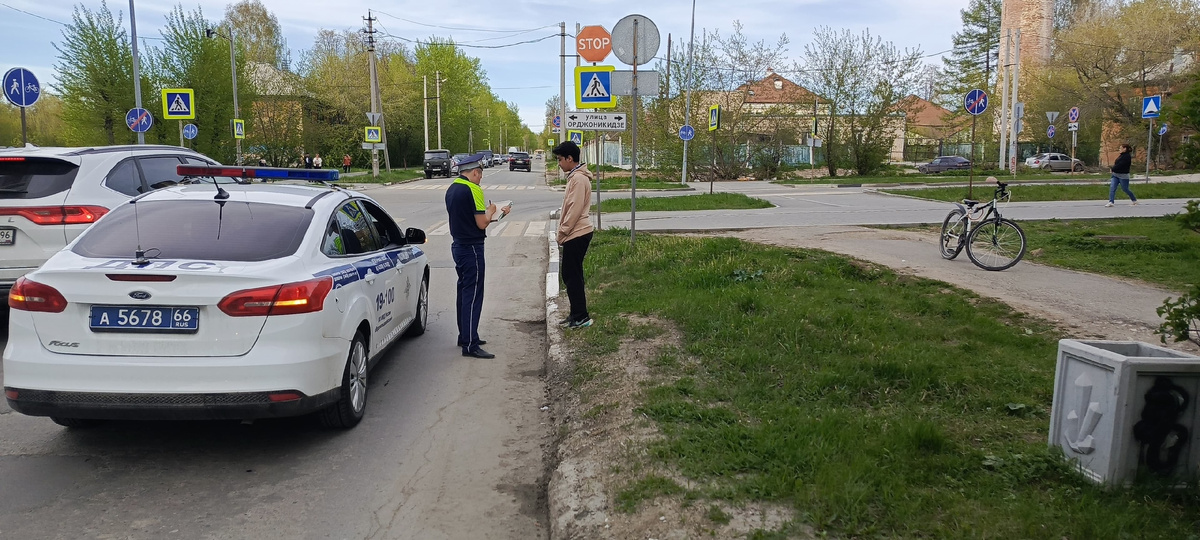 Обратите внимание, инспектор ГИБДД заполняет бланк протокола на улице, это неудобно, поэтому писать он будет дольше.