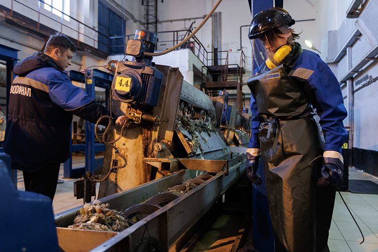    Главные враги канализации — это выброшенные казанцами влажные салфетки, ушные палочки, средства гигиены и контрацепции. Такие вещи приходится доставать вручную