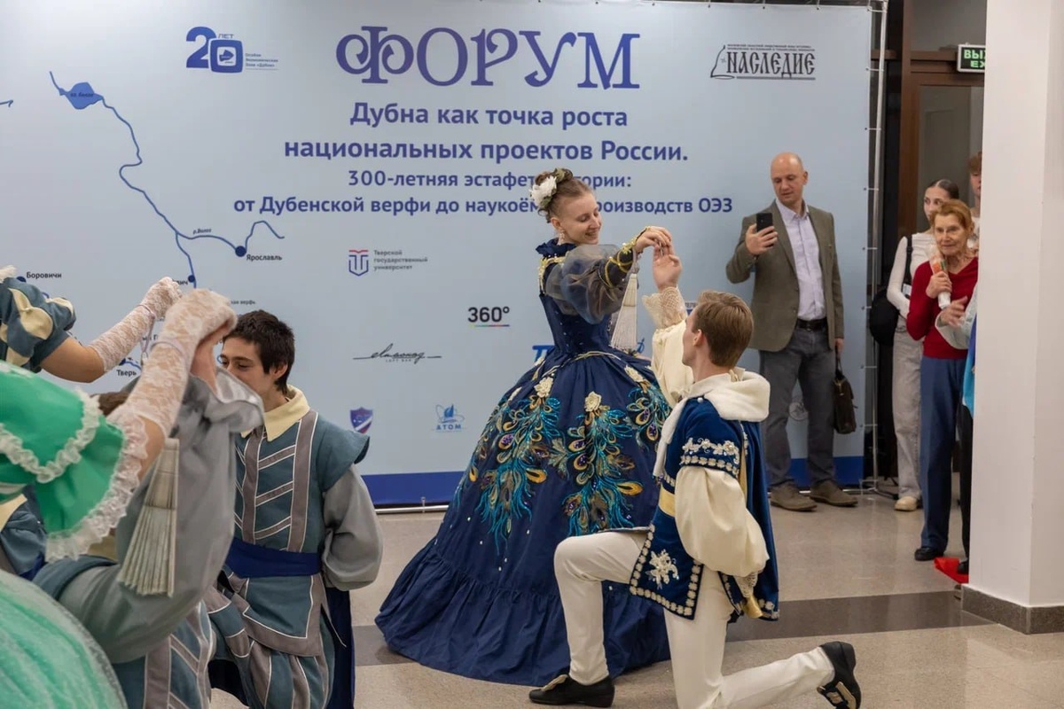 Выступление участников клуба исторических танцев «Реверанс»