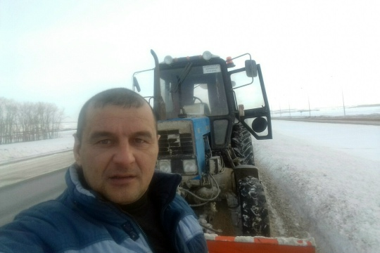 В Башкирии тракторист спас семью, остановив колесо от фуры