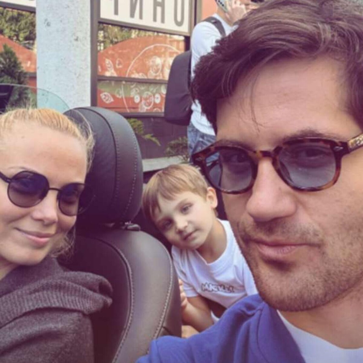    Марк Богатырев и Татьяна Арнтгольц с сыном соцсети